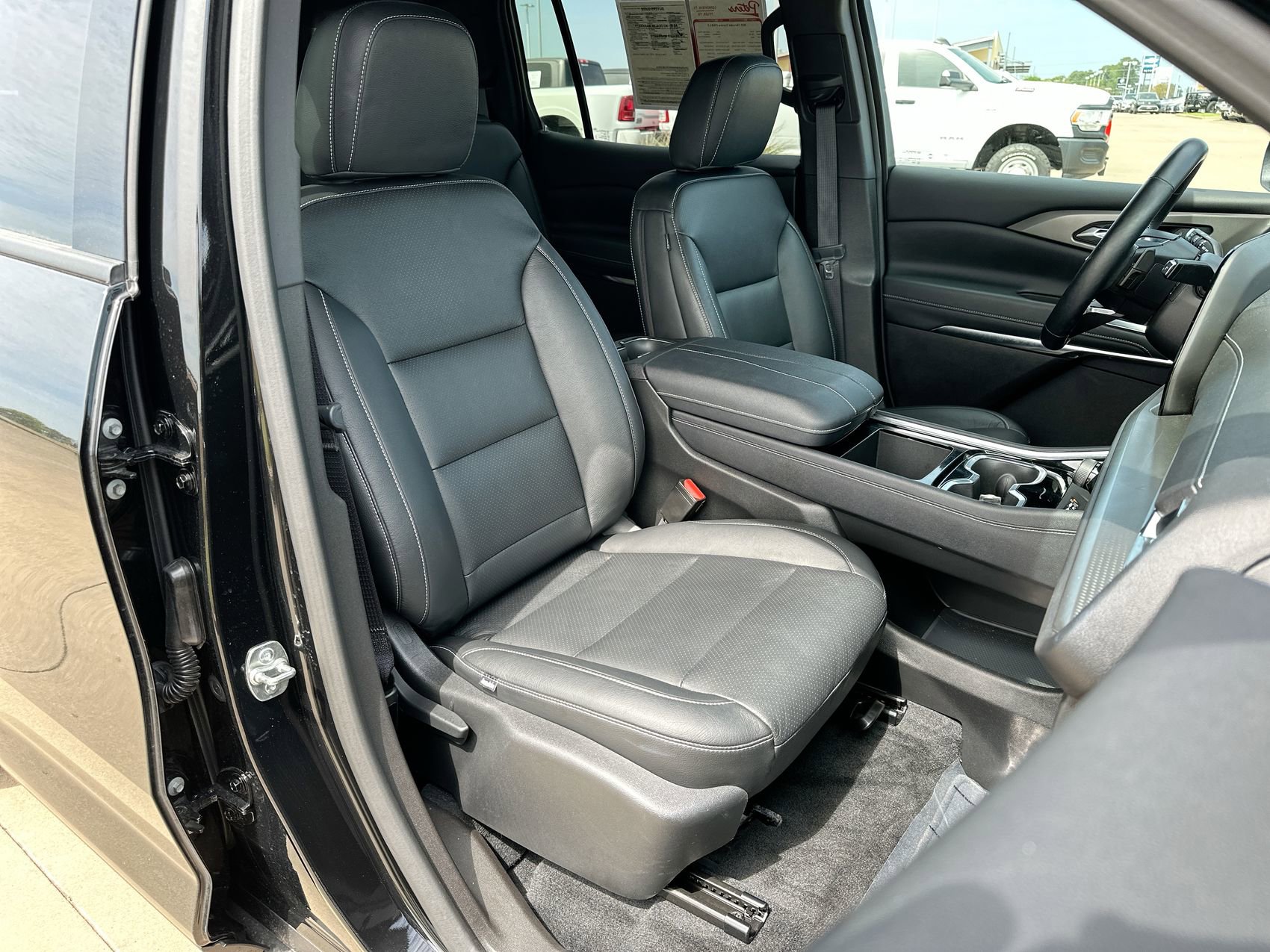 Used 2025 Chevrolet Traverse LT FWD image 26
