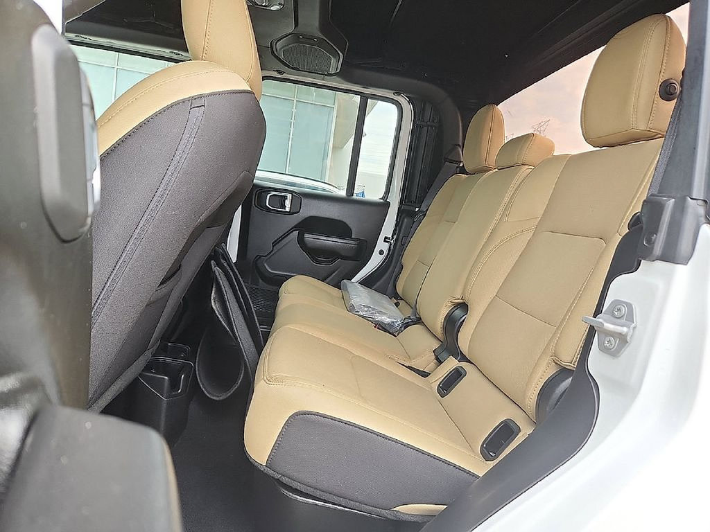Used 2022 Jeep Gladiator Sport AWD/4WD image 6