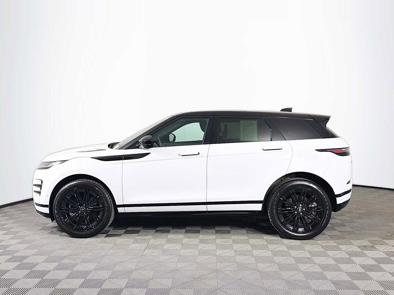 Used 2025 Land Rover Range Rover Evoque Dynamic SE AWD/4WD image 8
