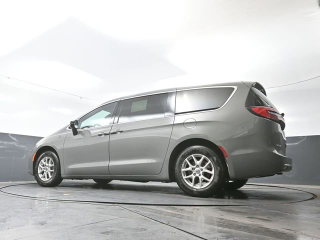 Used 2025 Chrysler Pacifica Select image 51