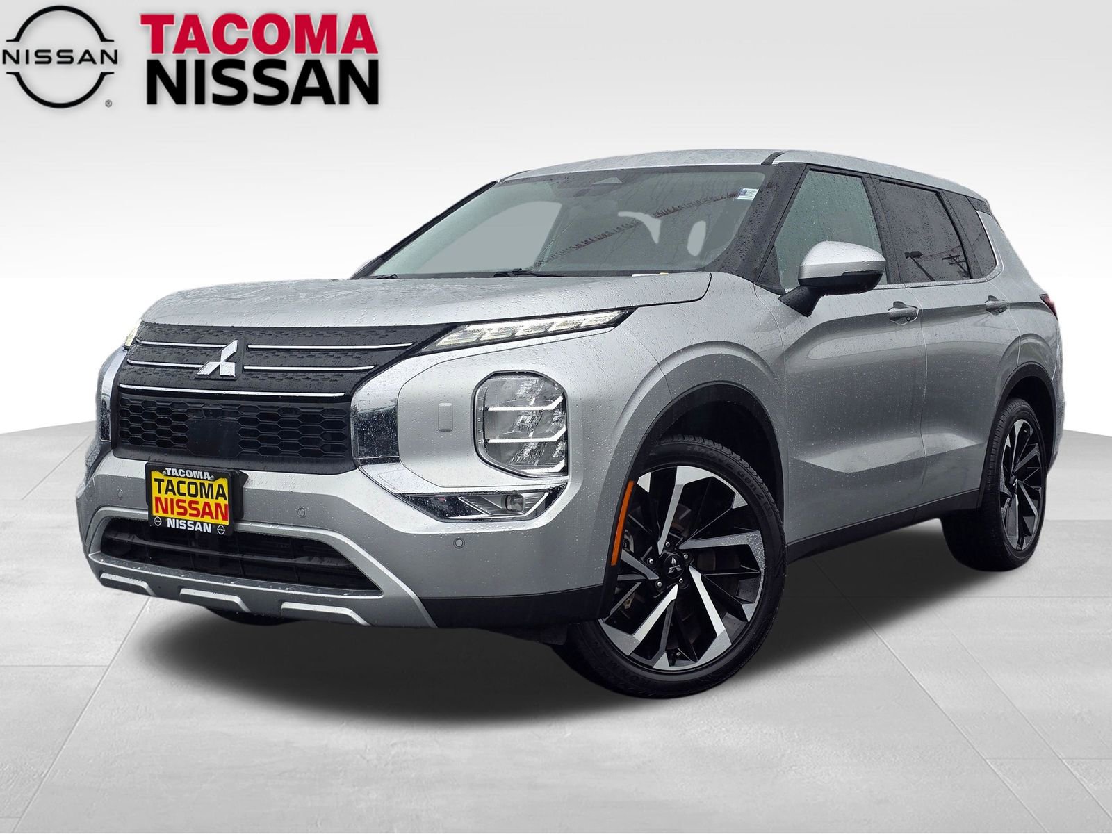 Used 2024 Mitsubishi Outlander SE image 1