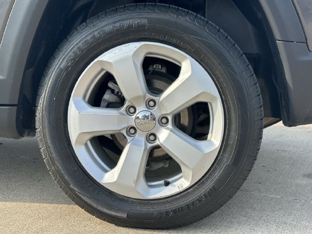 Used 2019 Jeep Compass Latitude w/ Popular Equipment Group AWD/4WD image 9