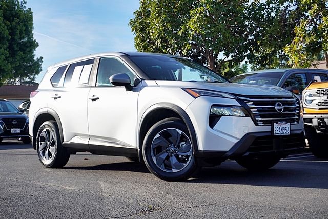 Used 2024 Nissan Rogue SV image 2