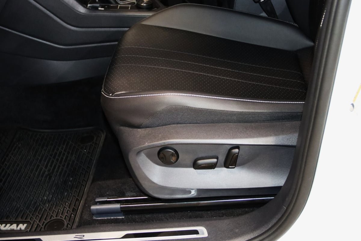 Used 2023 Volkswagen Tiguan SE R-Line AWD/4WD image 32