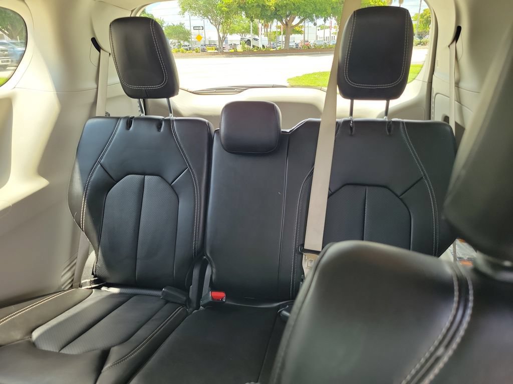 Used 2024 Chrysler Pacifica Touring-L FWD image 11