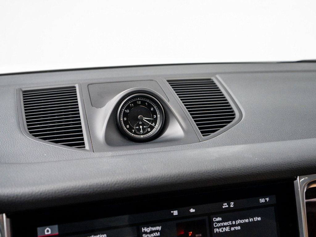 Certified 2025 Porsche Macan image 16