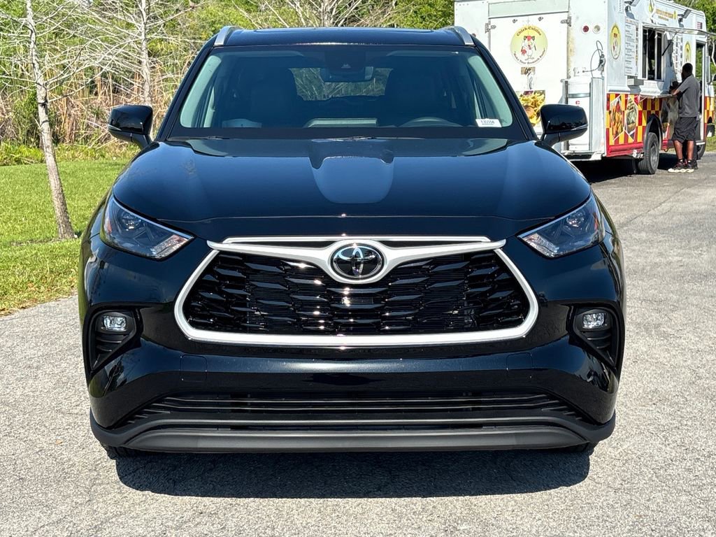 New 2026 Toyota Highlander XLE image 2