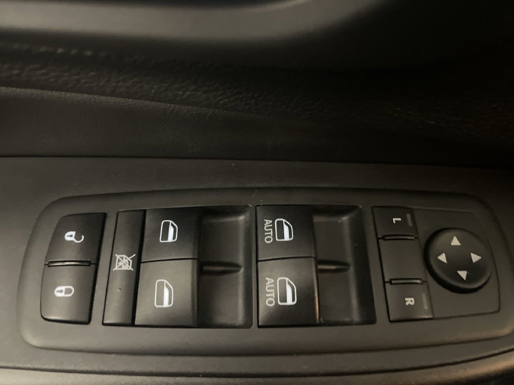 Used 2020 Jeep Cherokee Trailhawk w/ Cold Weather Group AWD/4WD image 16