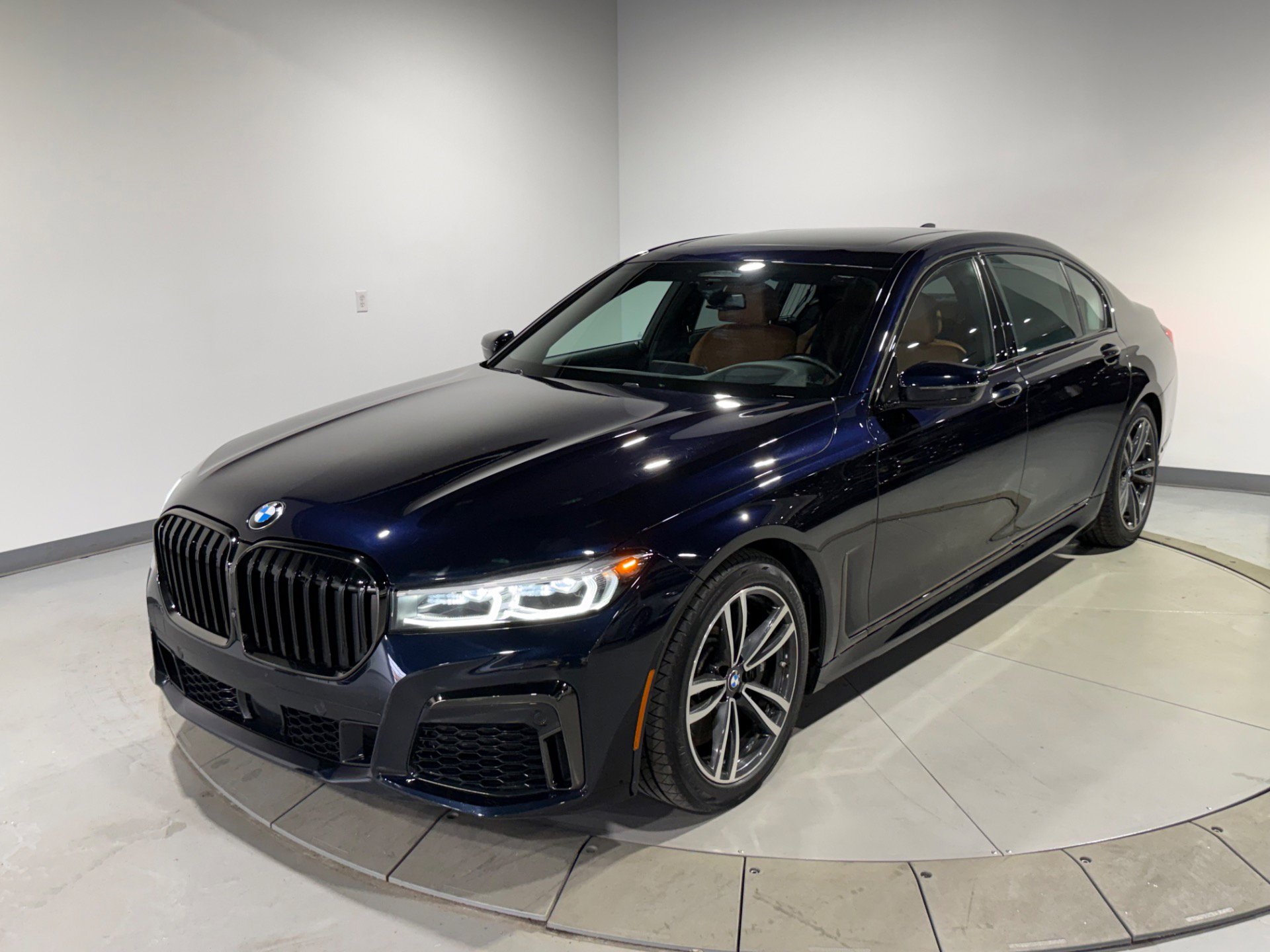 Used 2022 BMW 740i xDrive w/ M Sport Package image 4