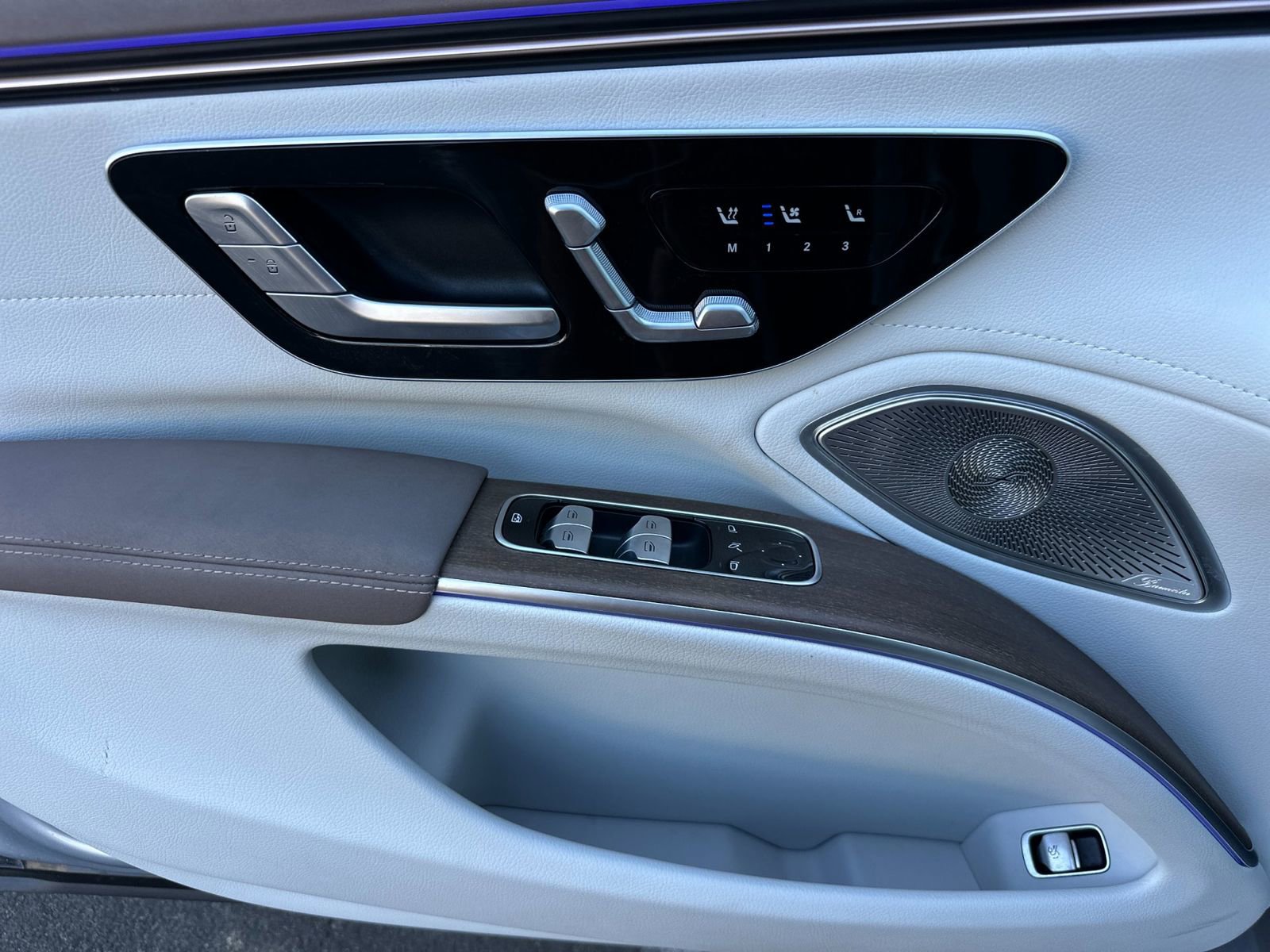 Certified 2022 Mercedes-Benz EQS 580 4MATIC Sedan w/ Exclusive Trim Package image 10