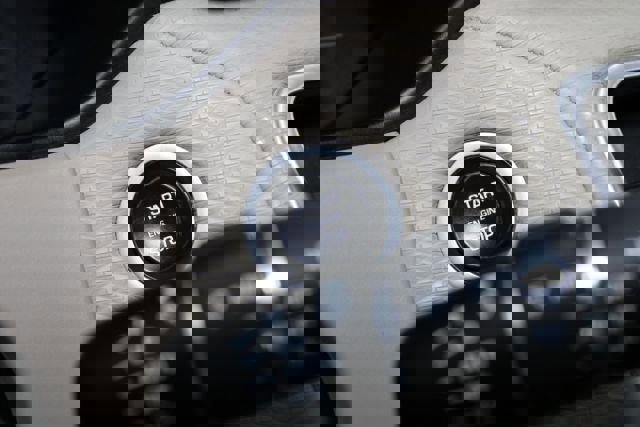 Used 2019 Land Rover Range Rover Velar R-Dynamic SE image 17