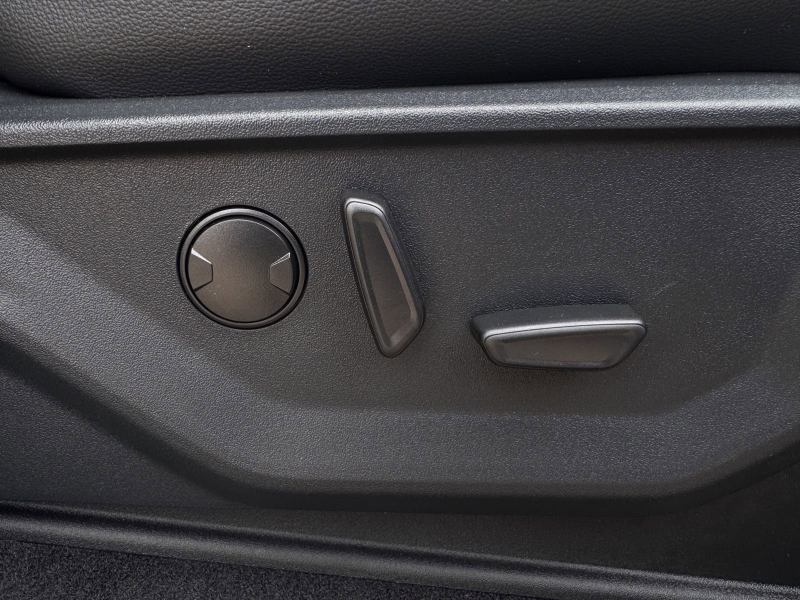 Used 2025 Ford F150 Lariat w/ Equipment Group 501A Mid image 29