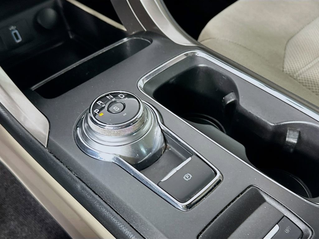 Used 2017 Ford Fusion SE w/ Fusion SE Technology Package image 16