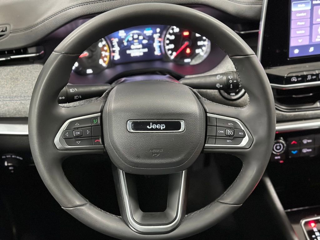 Used 2025 Jeep Compass Latitude image 4