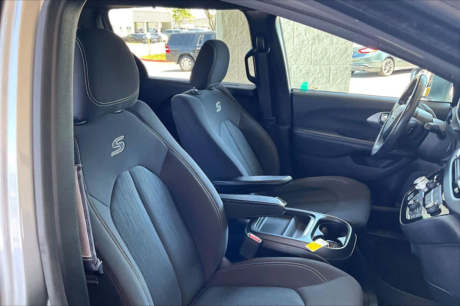 Used 2019 Chrysler Pacifica Touring Plus w/ S Appearance Package FWD image 9