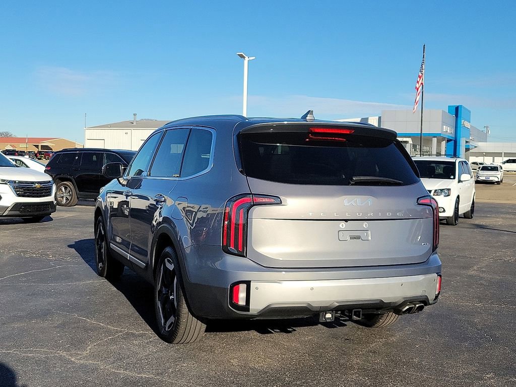 Used 2024 Kia Telluride EX w/ EX Captain's Chair Package image 4