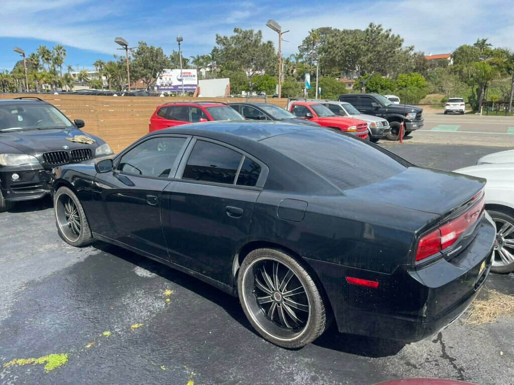 Used 2014 Dodge Charger SE RWD image 3