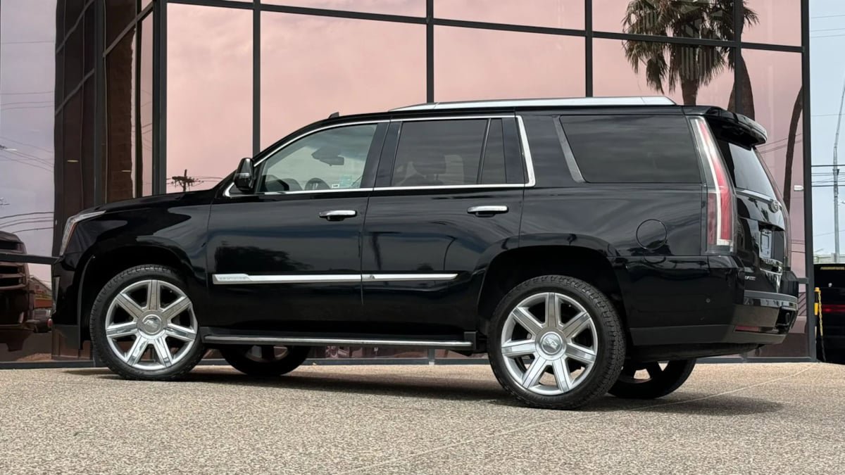 Used 2018 Cadillac Escalade Luxury AWD/4WD image 6