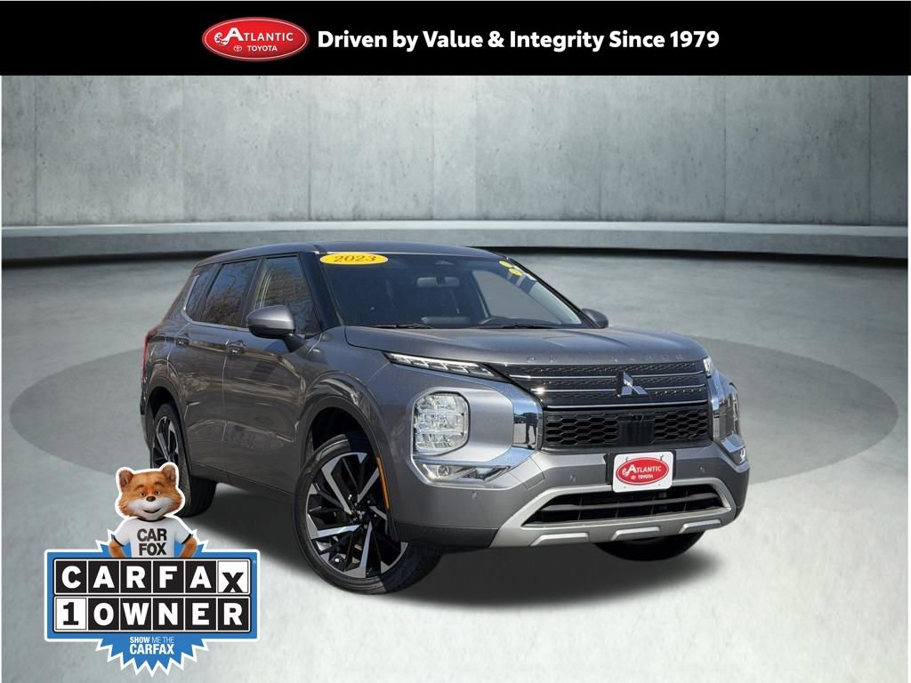 Used 2023 Mitsubishi Outlander SE image 1