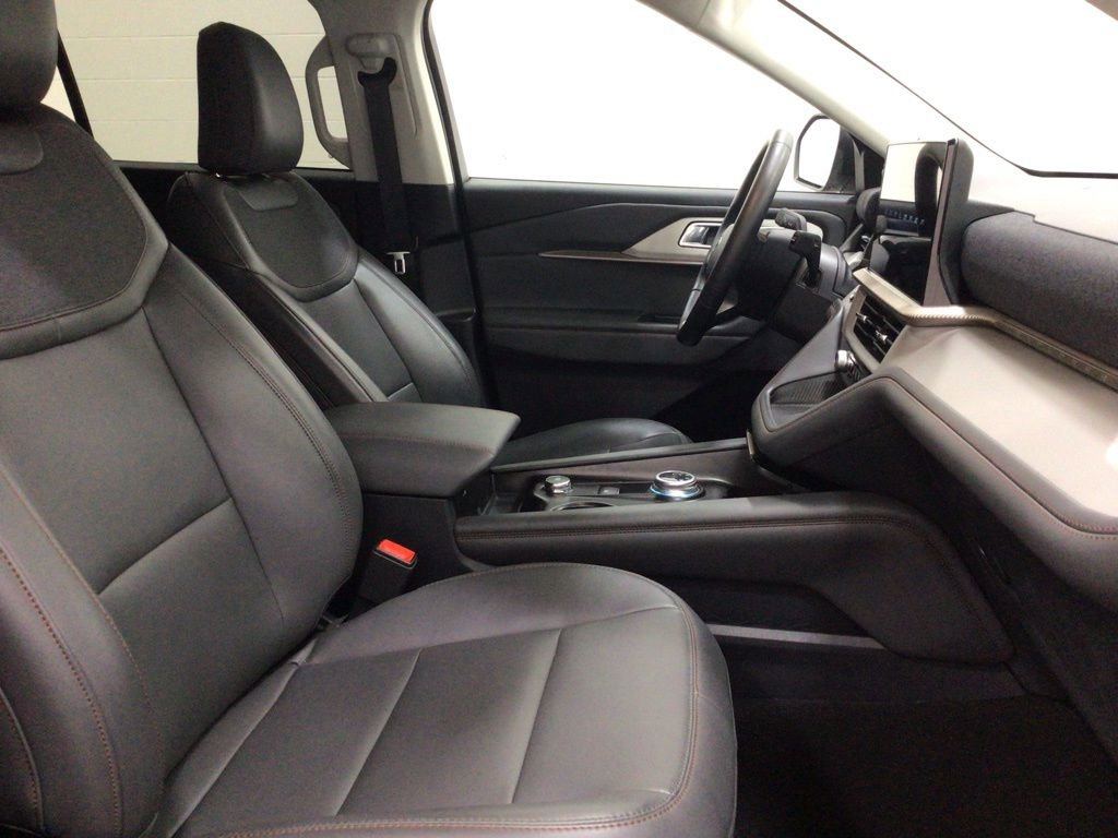 Used 2025 Ford Explorer Active w/ Active Comfort Package image 31