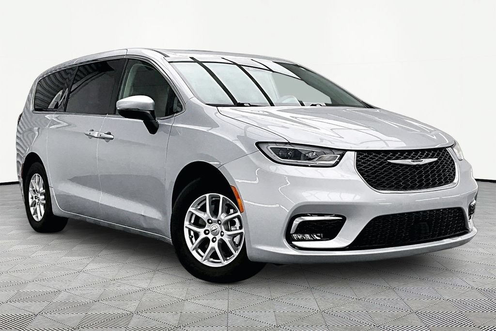 Used 2023 Chrysler Pacifica Touring-L FWD image 12
