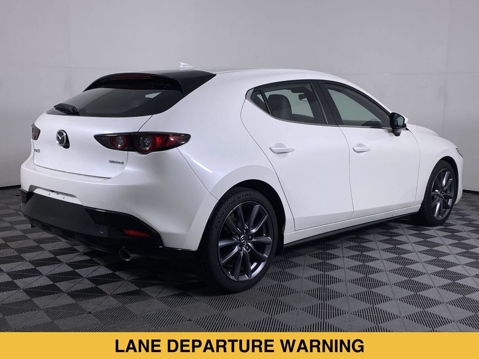 Used 2019 MAZDA MAZDA3 Hatchback w/ Preferred Package FWD image 18