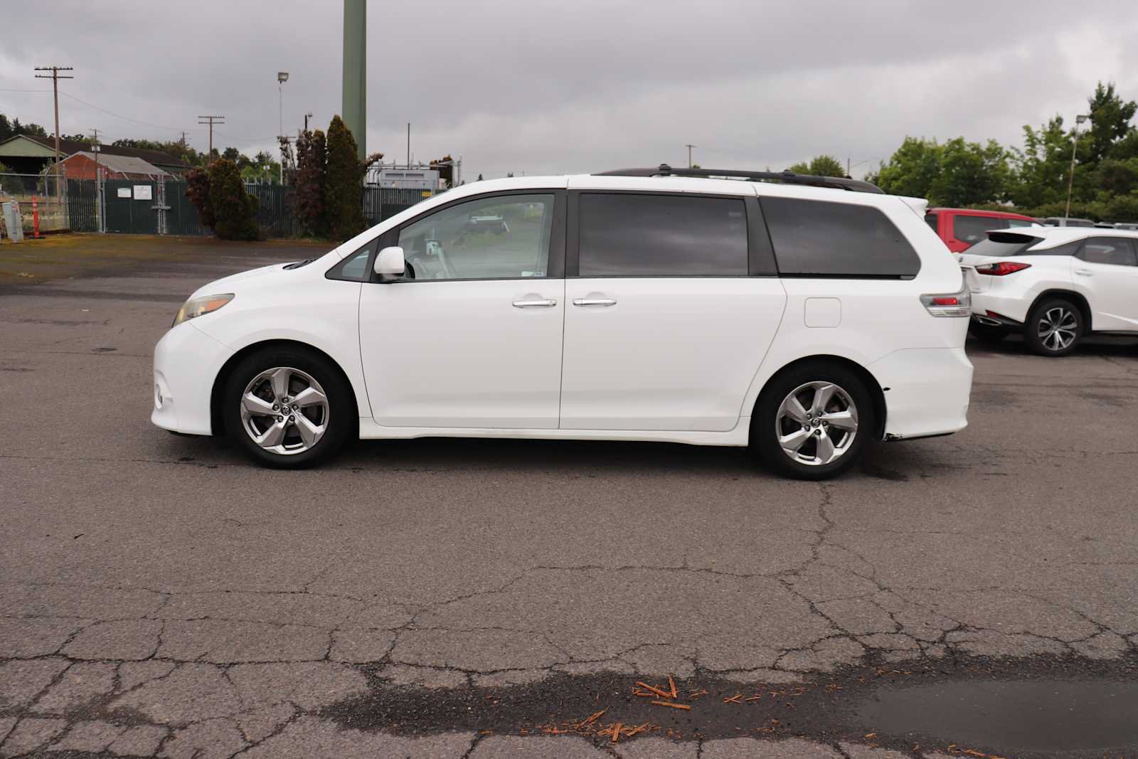 Used 2014 Toyota Sienna SE FWD image 8