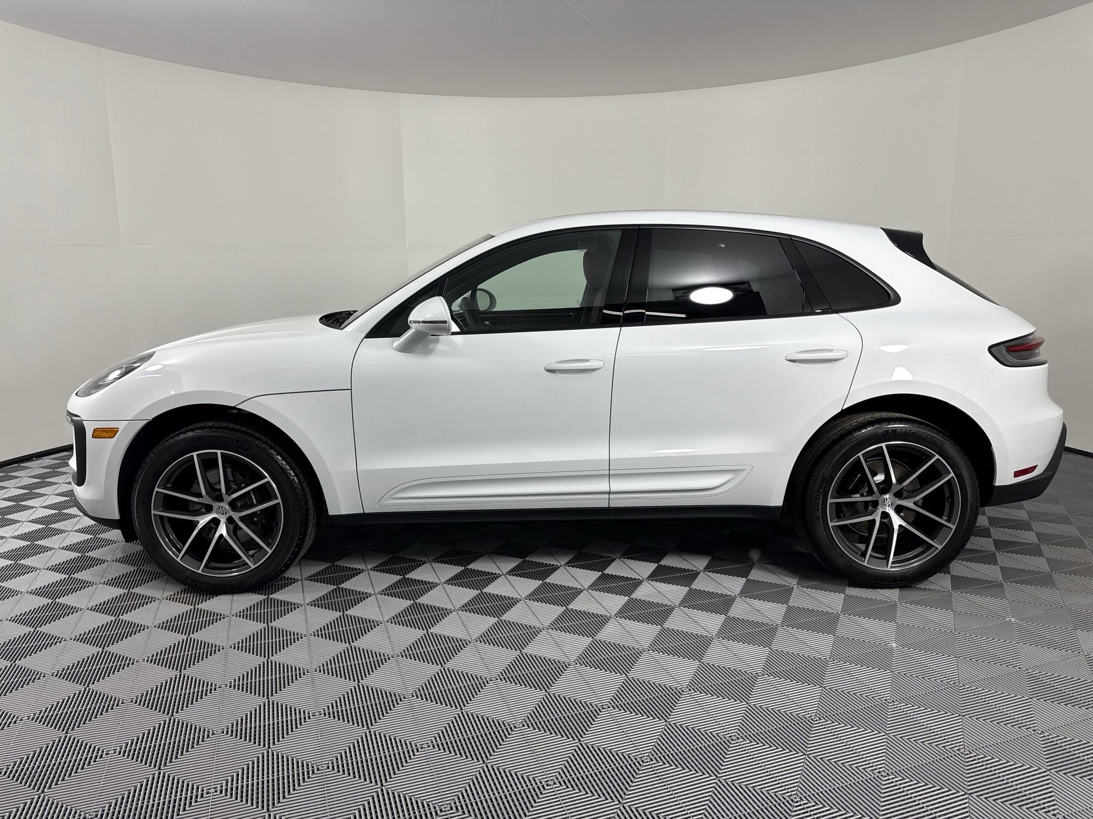 New 2025 Porsche Macan image 2