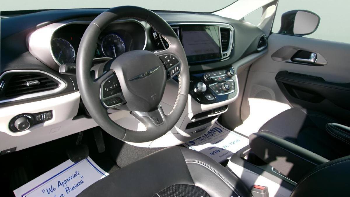 Used 2024 Chrysler Pacifica Touring-L FWD image 13