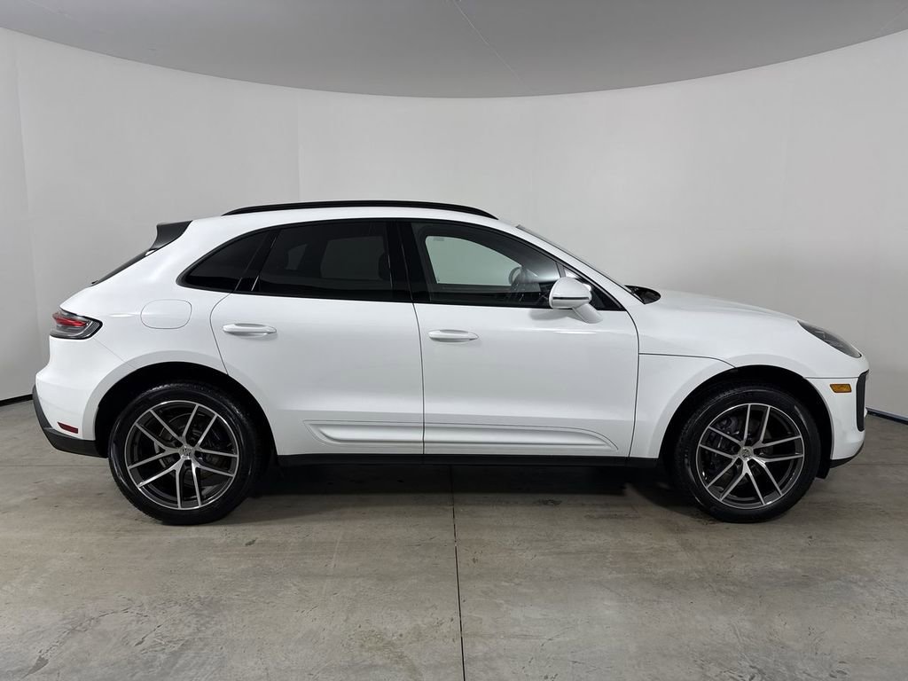 Certified 2025 Porsche Macan image 8