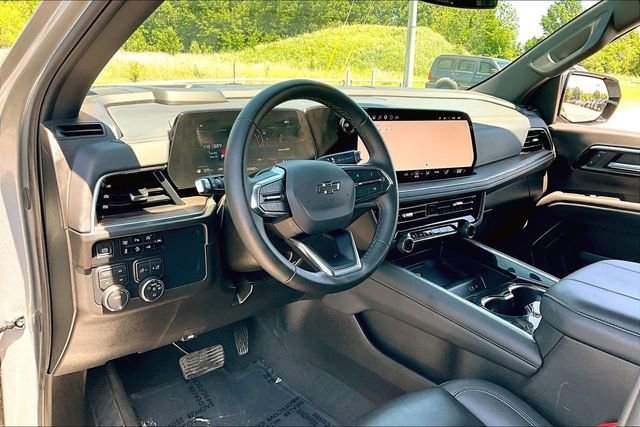 Used 2025 Chevrolet Suburban Z71 AWD/4WD image 17