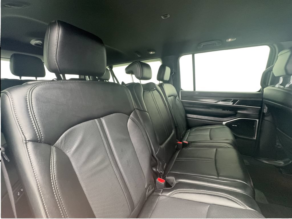 Used 2024 Jeep Wagoneer L Series II RWD image 28
