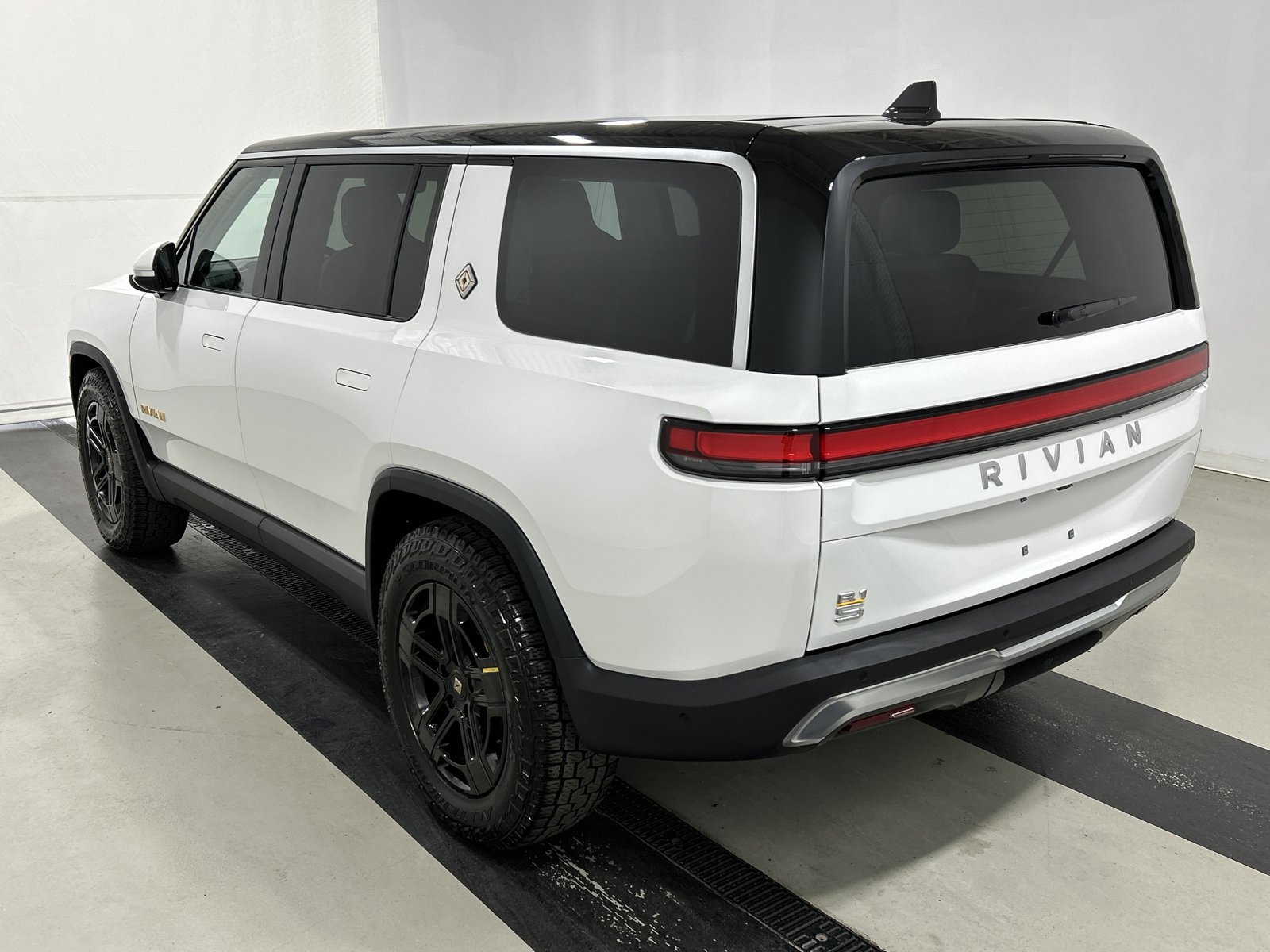 Used 2023 Rivian R1S Adventure AWD/4WD image 3