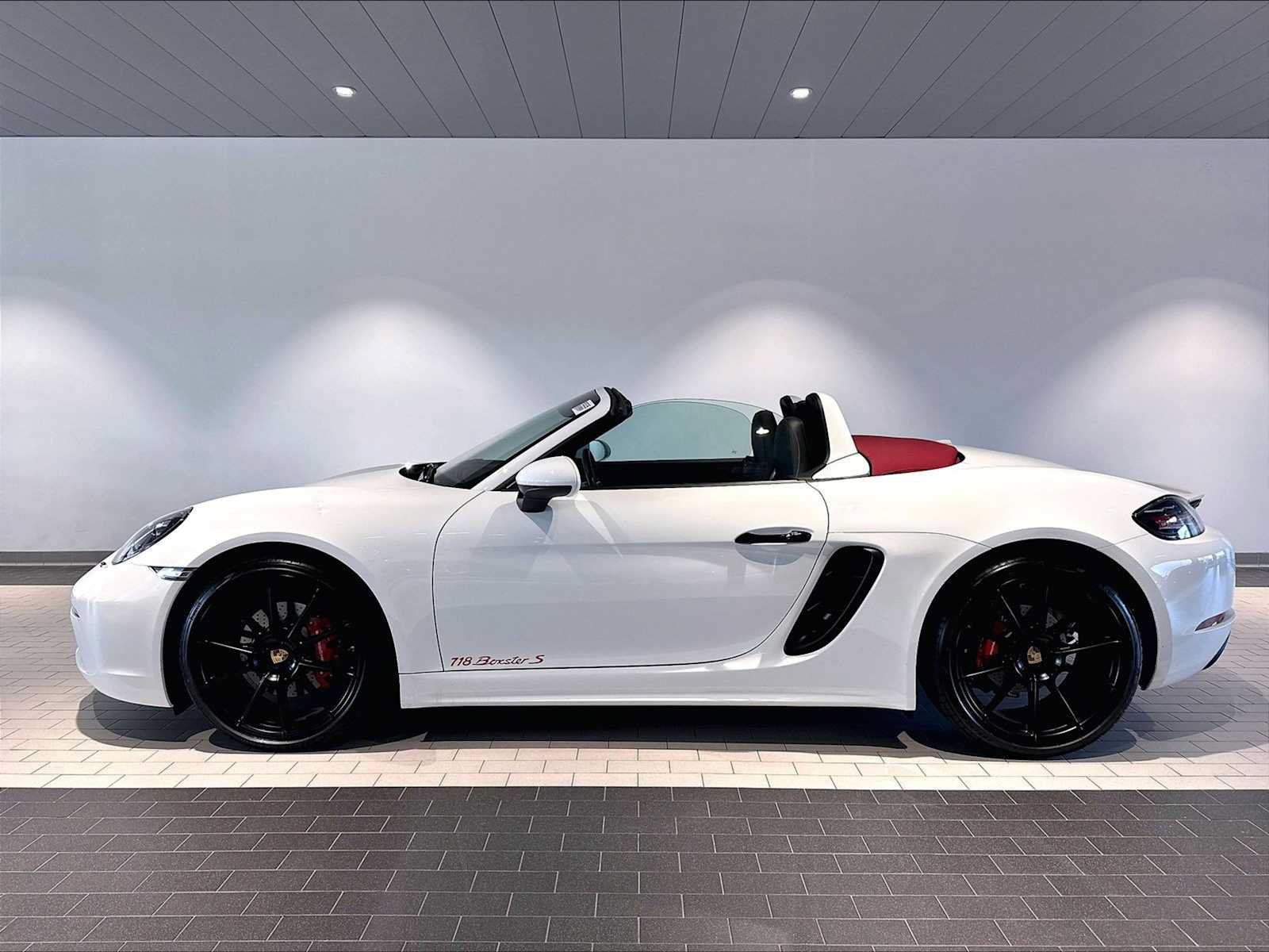 Used 2024 Porsche 718 Boxster S RWD image 2
