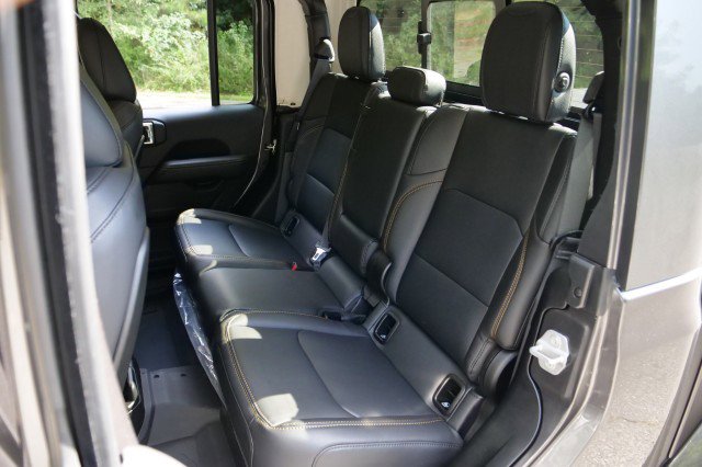 Used 2025 Jeep Gladiator Sport image 30