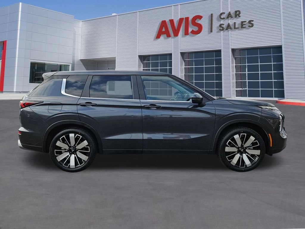 Used 2025 Mitsubishi Outlander SE image 7