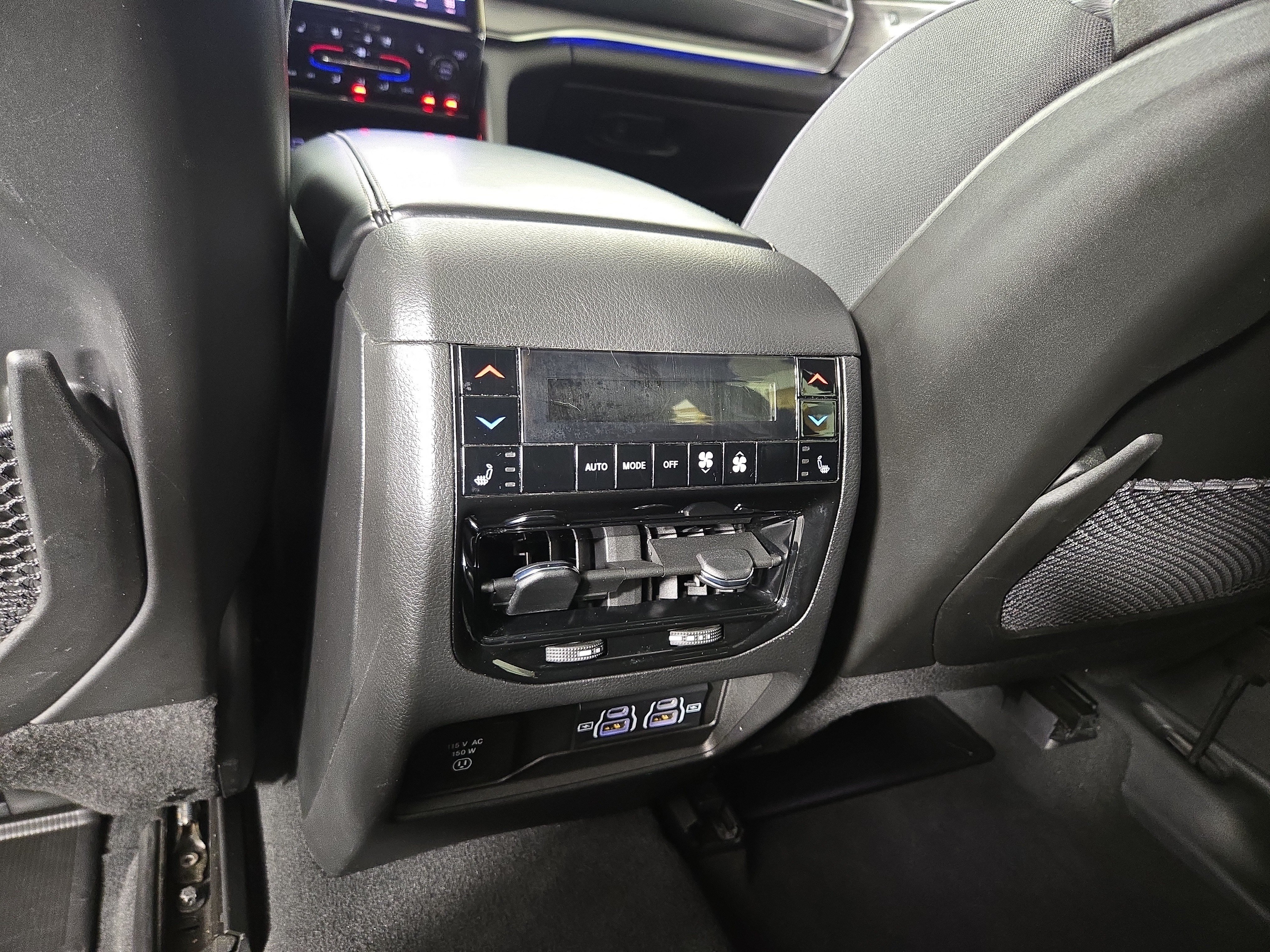 Used 2023 Jeep Grand Cherokee Overland w/ Luxury Tech Group IV AWD/4WD image 35