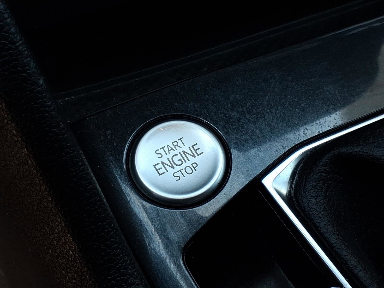 Certified 2023 Volkswagen Tiguan SE R-Line image 32