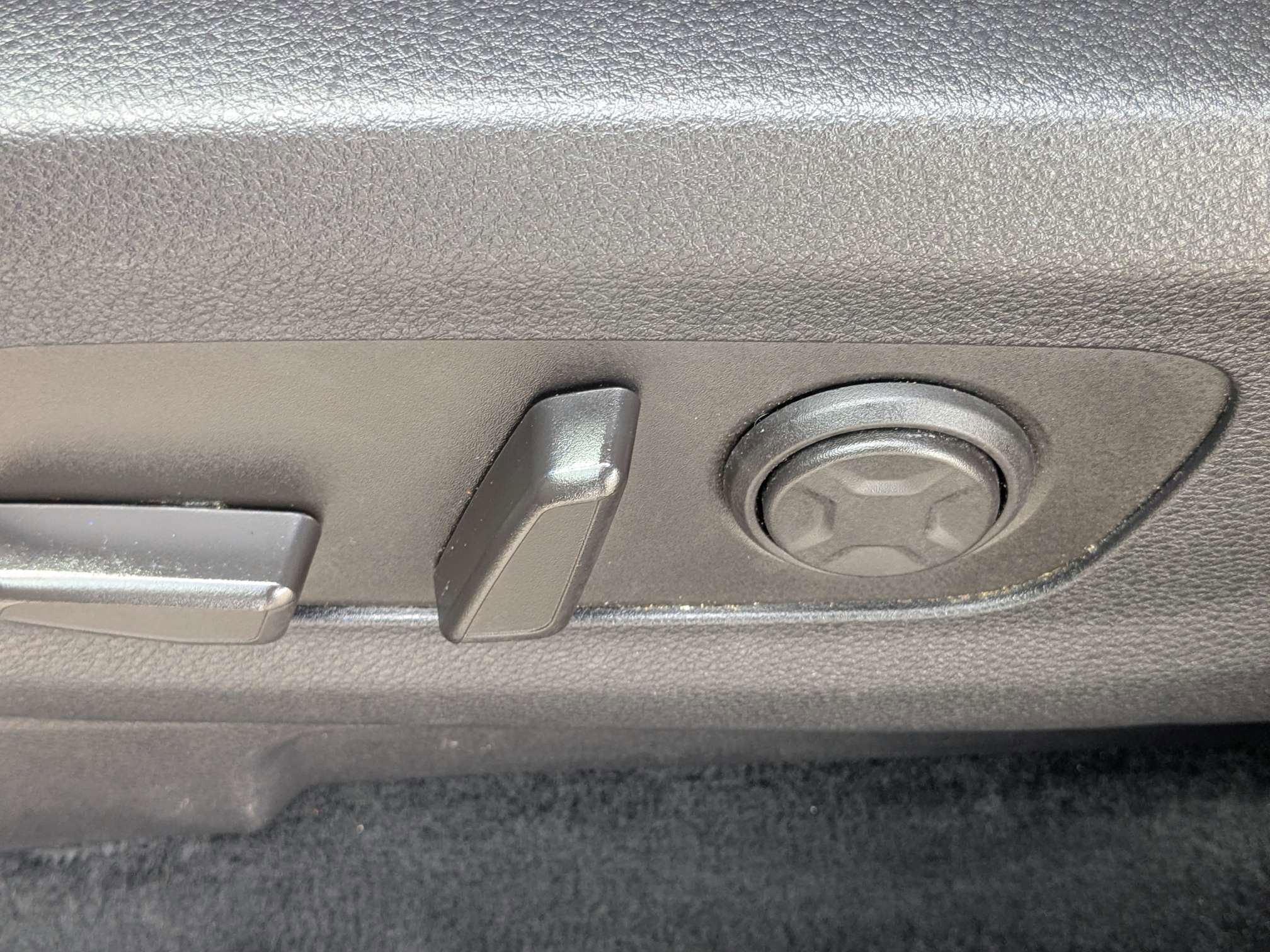 Used 2025 Kia Carnival FWD image 25