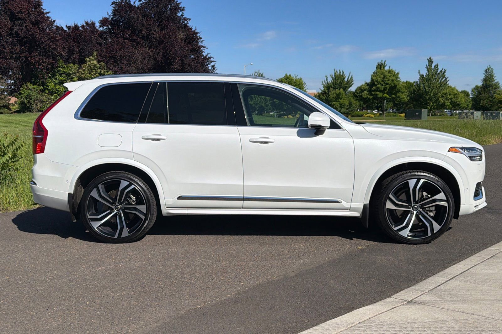 Used 2025 Volvo XC90 B6 Ultra w/ Lounge Package AWD/4WD image 2