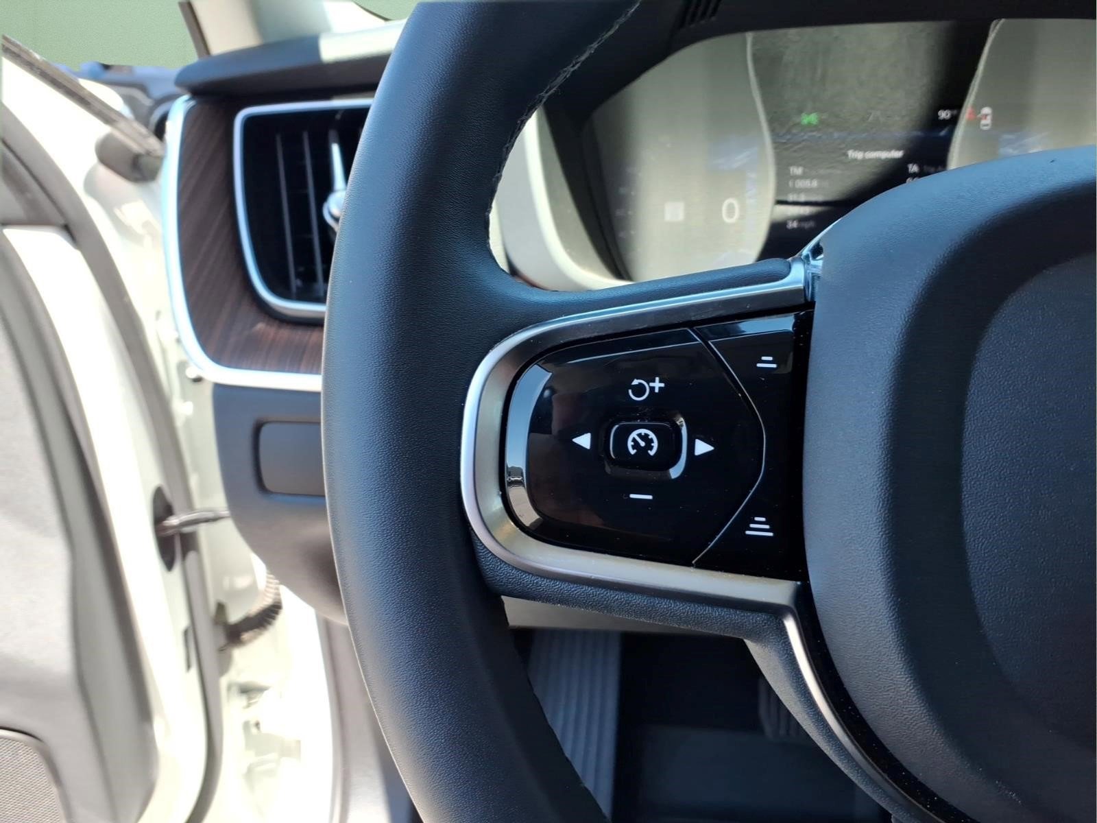 Used 2024 Volvo XC60 B5 Plus w/ Protection Package Premier AWD/4WD image 25
