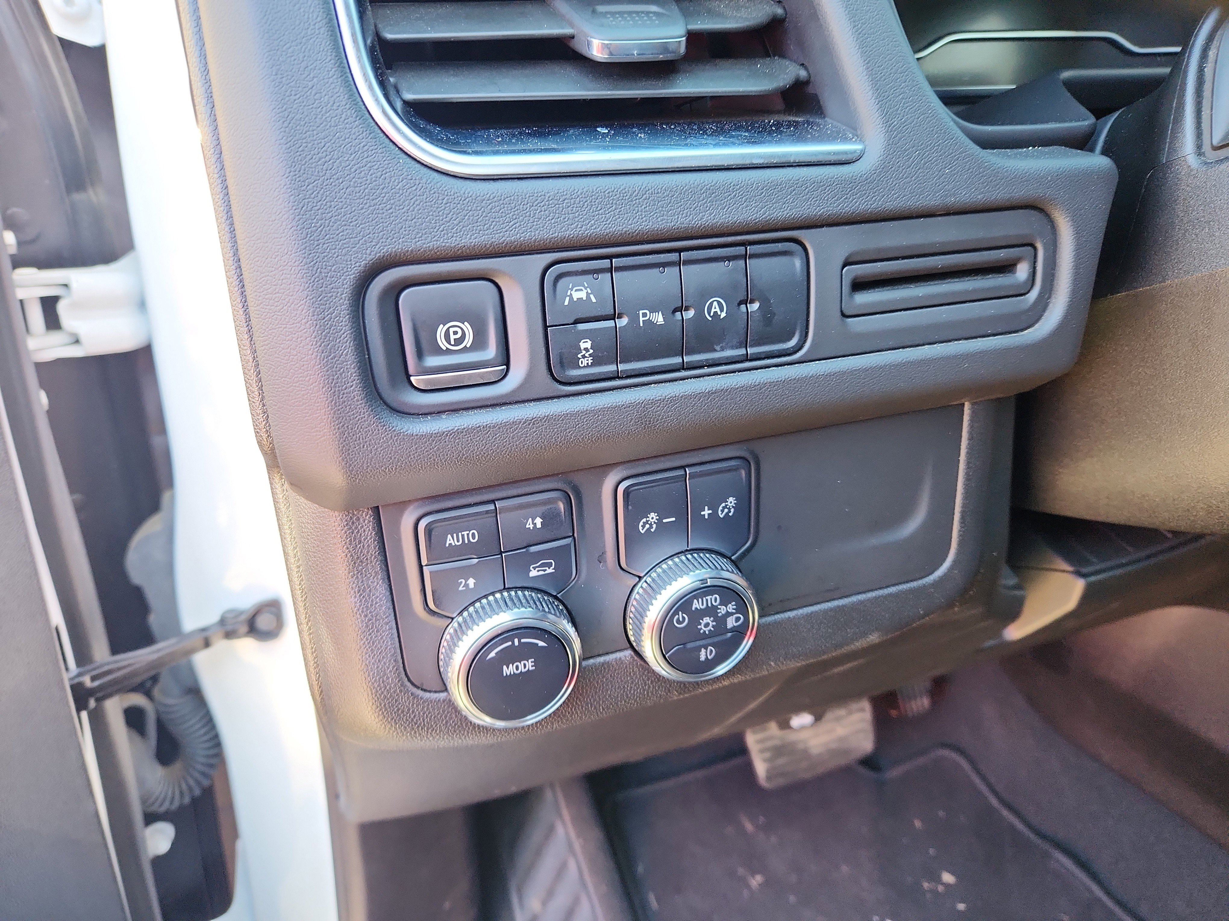 Used 2024 GMC Yukon SLT image 11