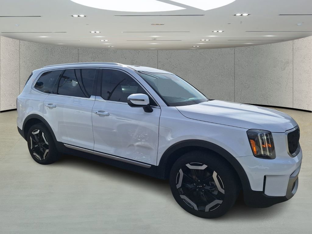 Used 2024 Kia Telluride EX w/ EX Captain's Chair Package image 6