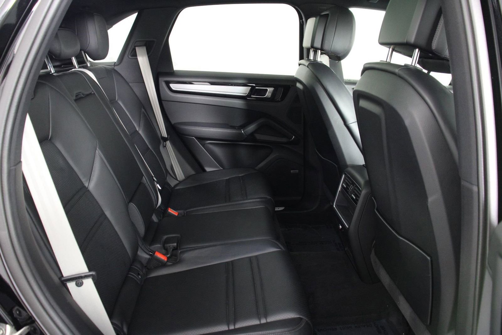 Certified 2023 Porsche Cayenne Platinum Edition image 32
