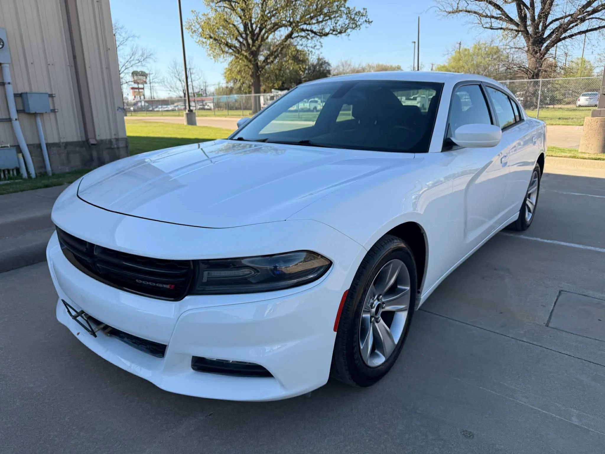 Used 2016 Dodge Charger SXT image 2