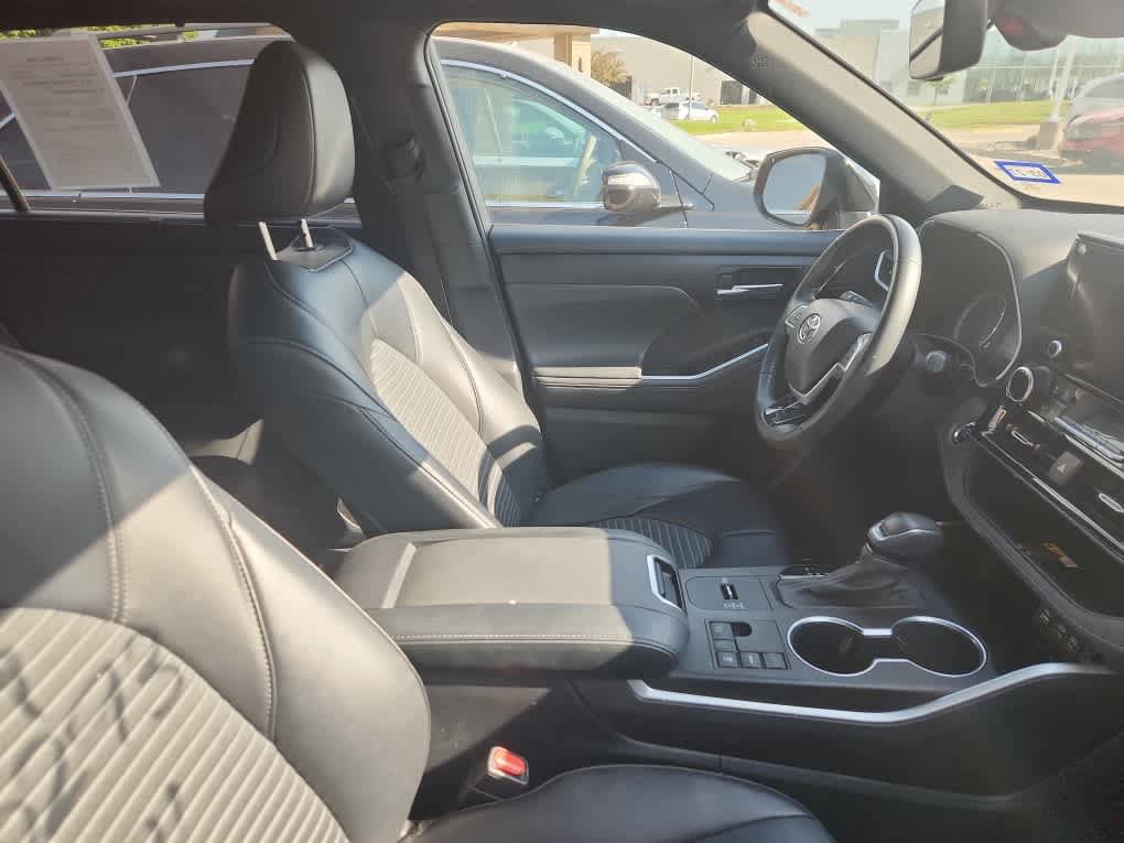 Used 2023 Toyota Highlander XSE FWD image 10