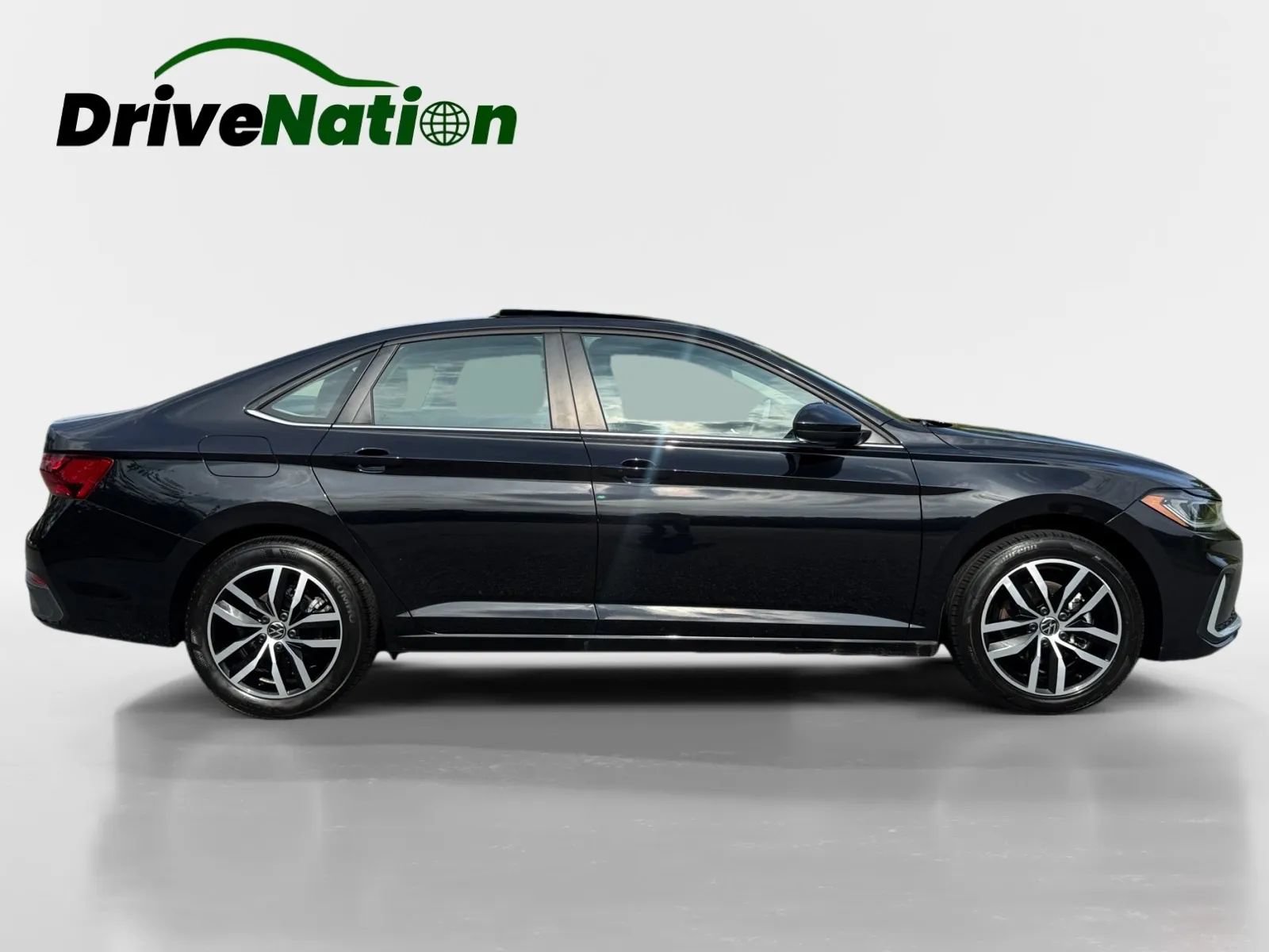 Used 2025 Volkswagen Jetta SE FWD image 4