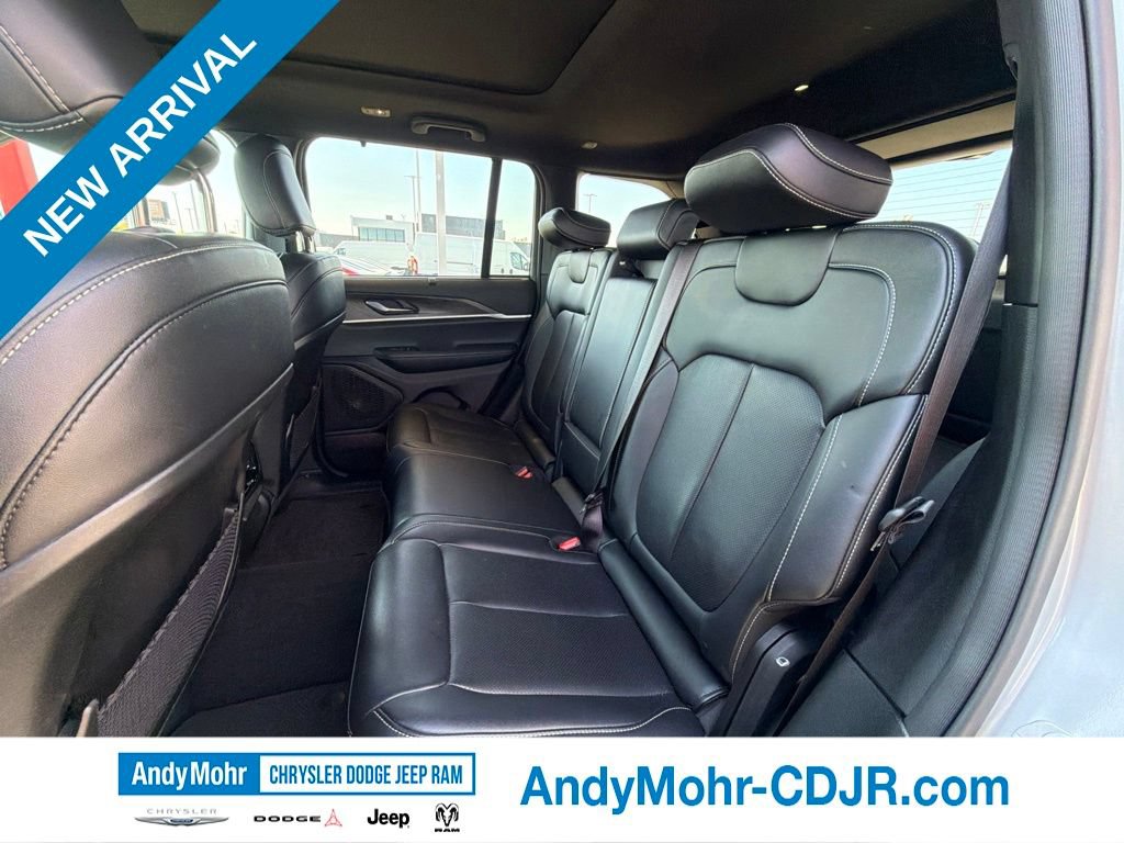 Used 2025 Jeep Grand Cherokee Limited w/ Luxury Tech Group II AWD/4WD image 16