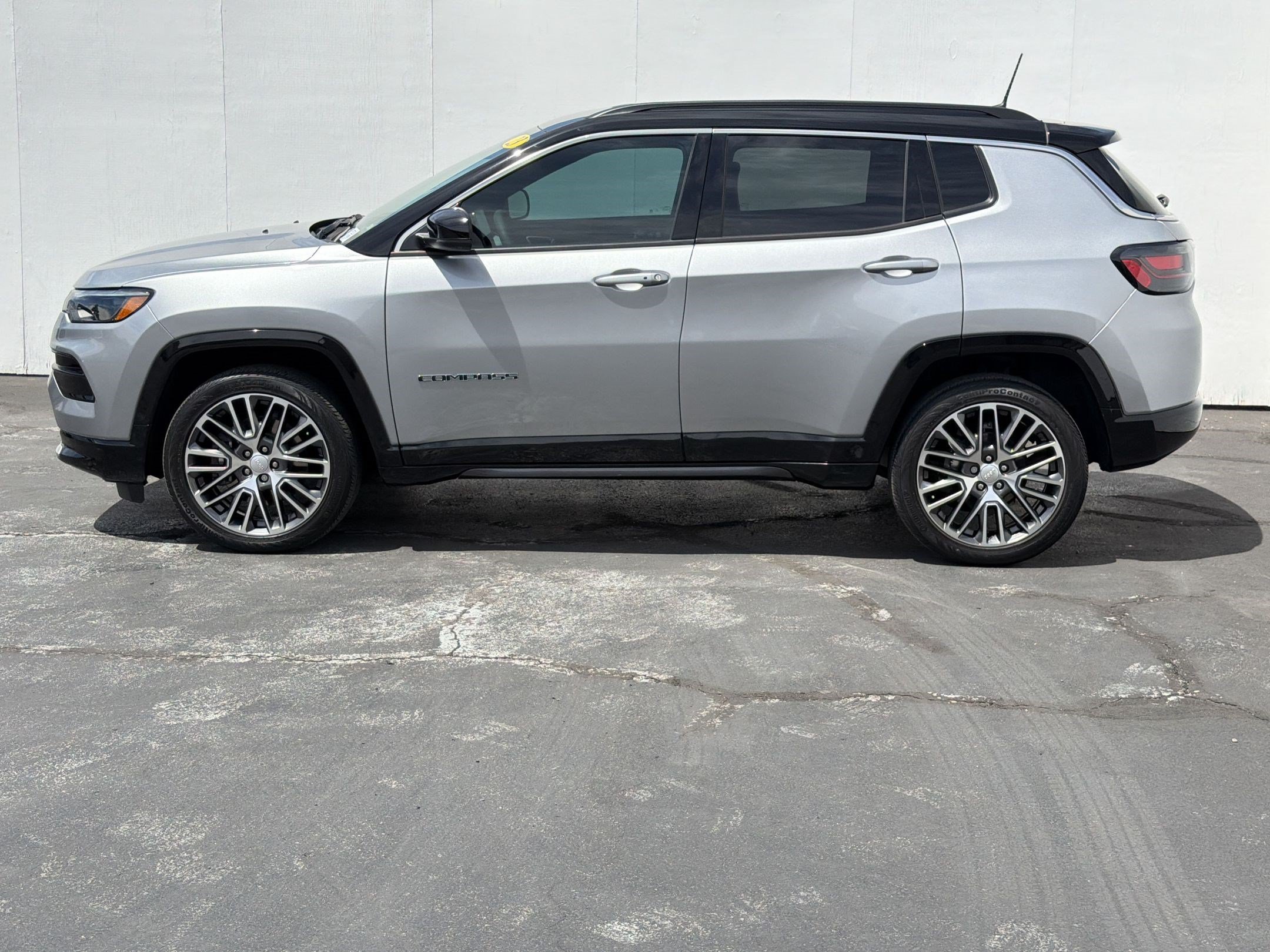 Used 2023 Jeep Compass Limited w/ Elite Group AWD/4WD image 2