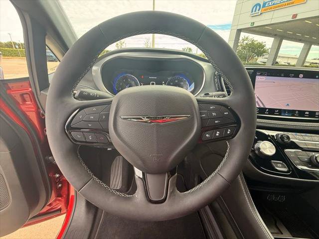 Certified 2025 Chrysler Pacifica Limited image 25